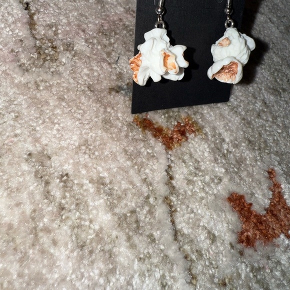 Popcorn 🍿 Cinema Inspired Earrings - Picture 5 of 7